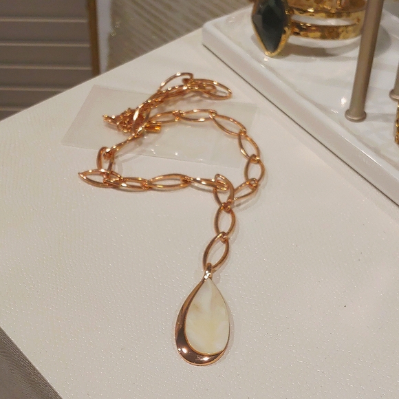 Rose gold link necklace with mother of pearl drop accent. - Picture 1 of 4